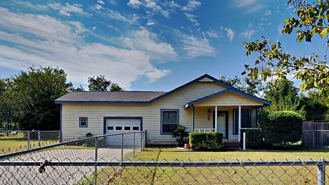 Primary Photo - Welcome to this charming 3 bedroom house c...