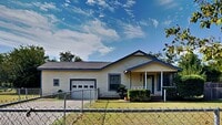 Building Photo - Welcome to this charming 3 bedroom, 1 bath...