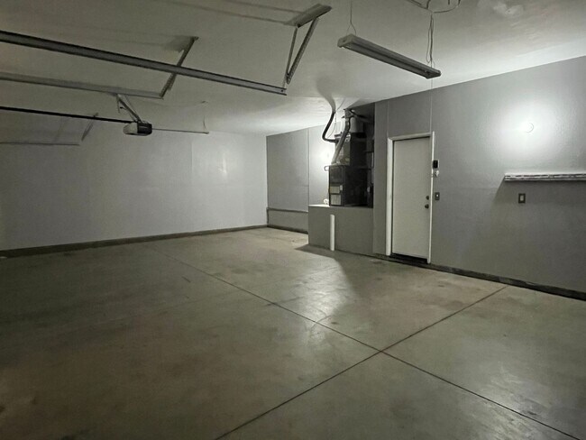 Building Photo - 3 bedroom 2 bath home with large yard available in Adelanto!