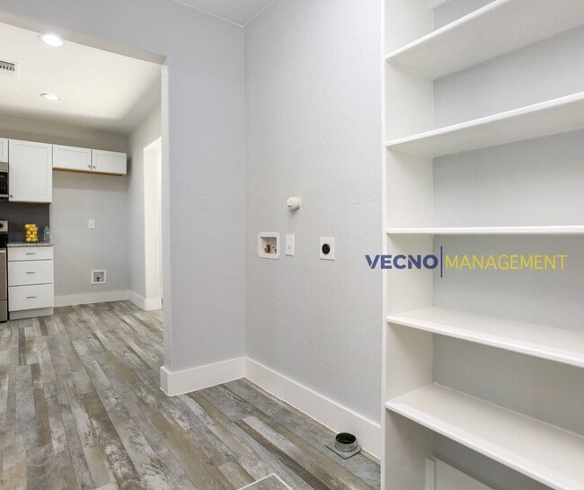 Building Photo - 129 E Torrey St