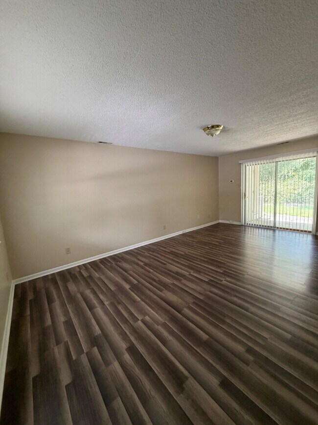 Building Photo - Immaculate 2 BR | 1 BA Apartment in Goldsboro *Water/Trash/Lawn Care Included!* Scott Hills Apts
