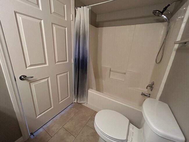 Building Photo - COMPLETED REMODELED 3 BEDROOM, SINGLE STORY UNIT!!!