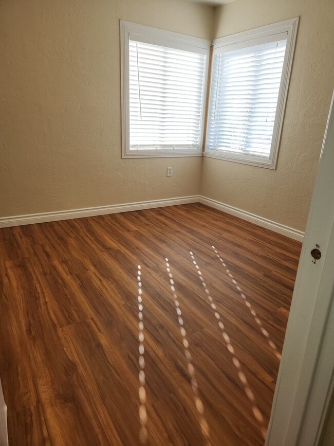 Building Photo - 4 Bedroom 1 Bath House