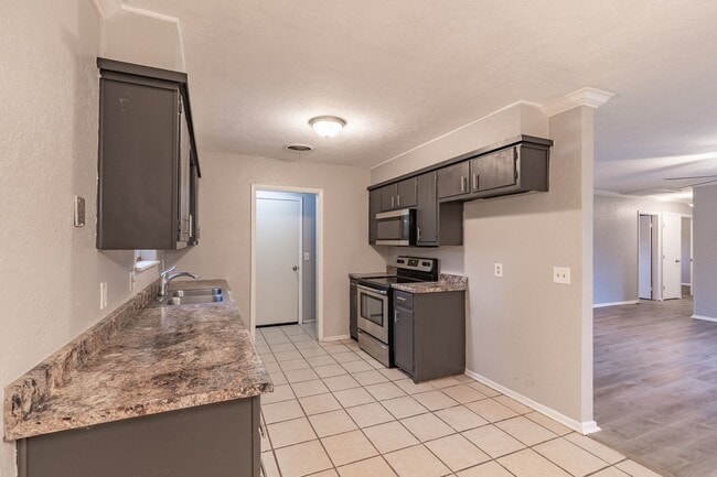 Building Photo - 3/2/2 in S Georgia!