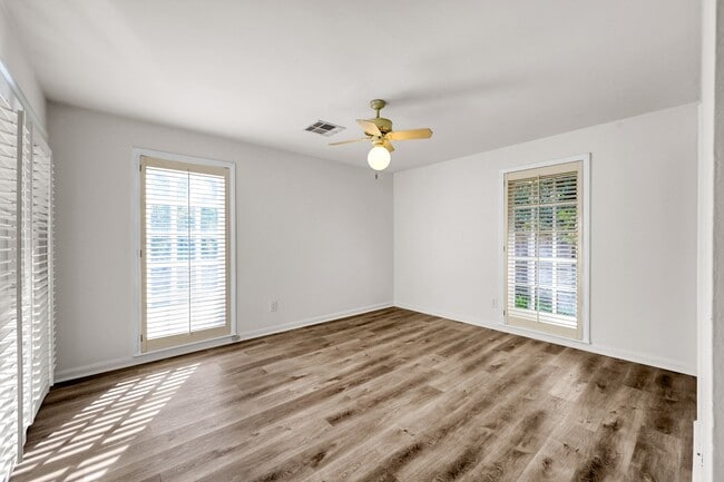 Building Photo - 26926 Maplewood Dr