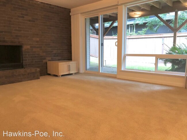 Building Photo - 3 bed 2 bath Duplex Great Yard!
