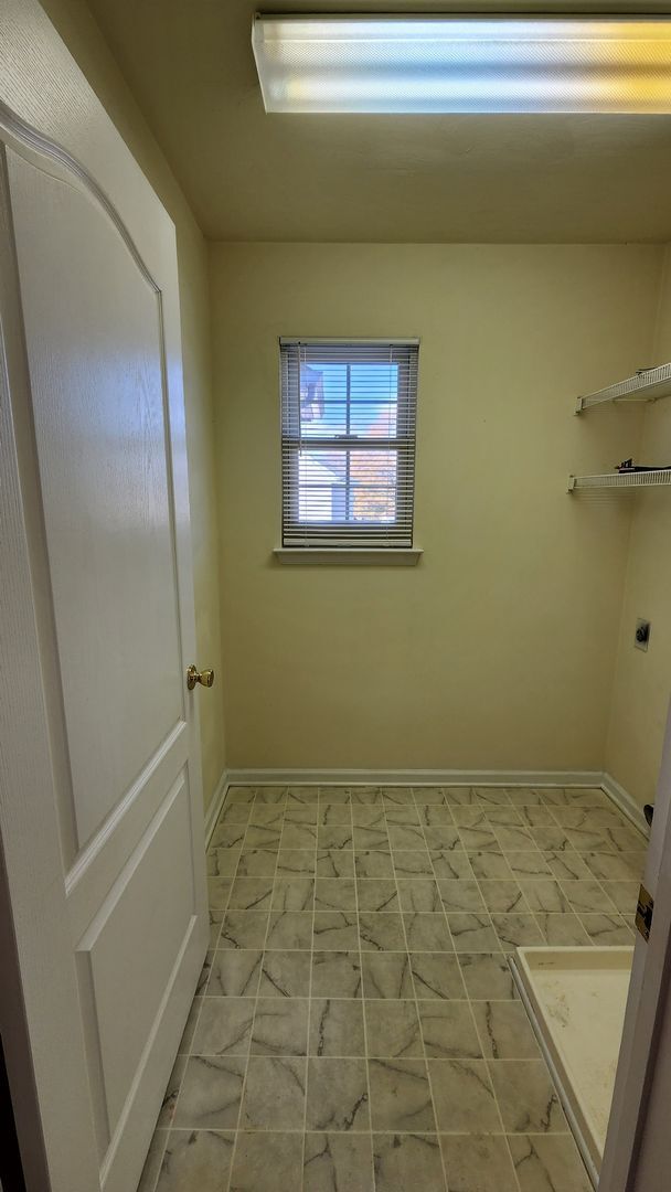 Building Photo - Sawyer Lakes