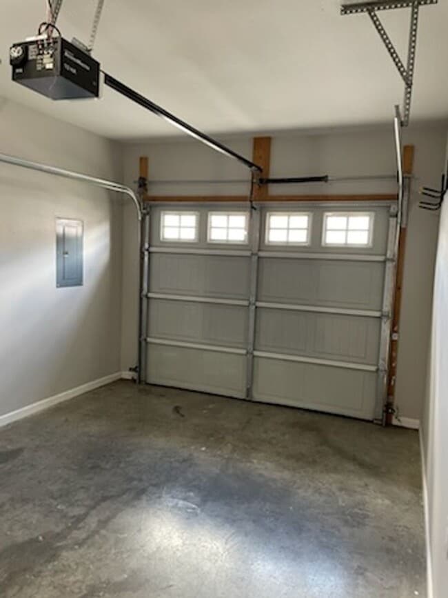 Building Photo - Emmyllie Ct- 130/132