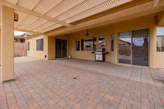 Building Photo - 1141 W Tenniel Dr