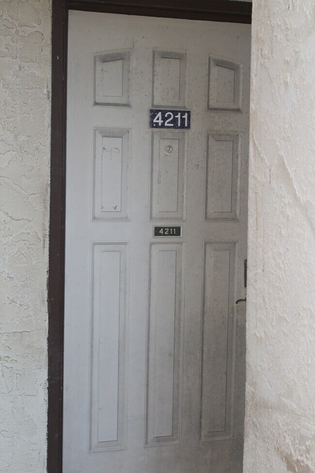 Building Photo - 2106 Rainbow Dr