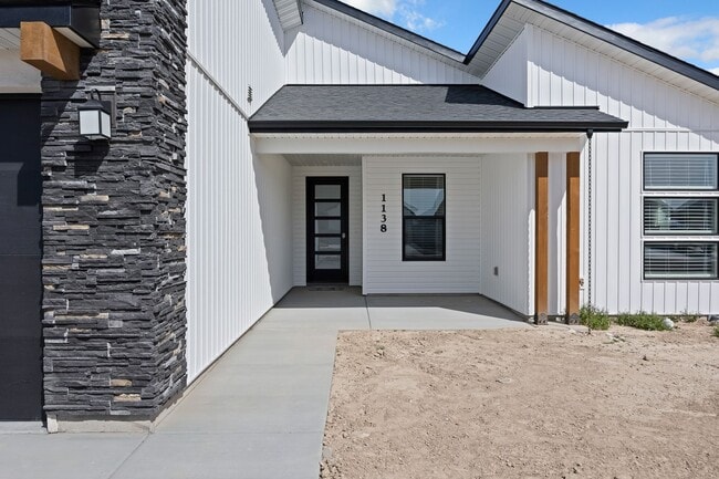 Building Photo - 1138 Crestview Dr