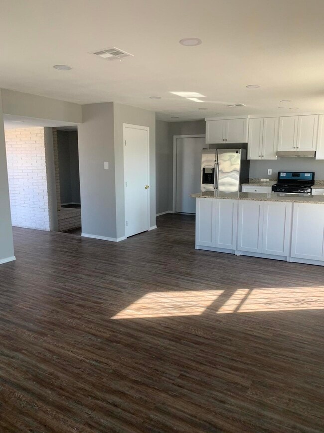 Building Photo - 3000 Wedgewood Dr