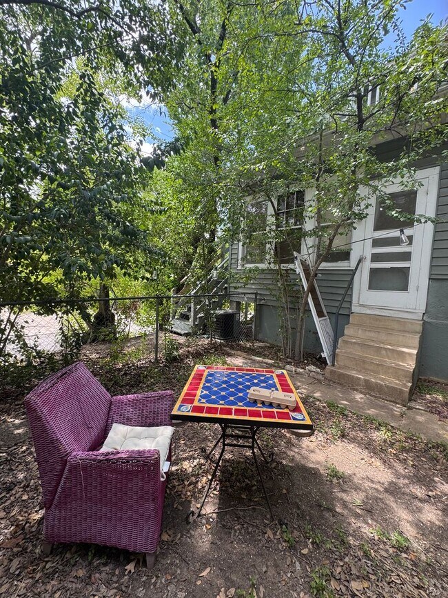 Building Photo - Vintage 1 Bedroom + Study Walking Distant to UT
