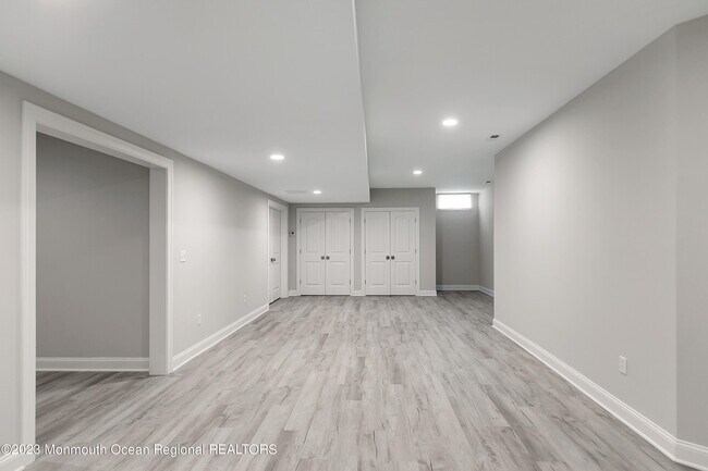 Building Photo - 402 6th Ave