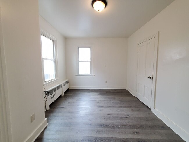 Building Photo - Milton -840