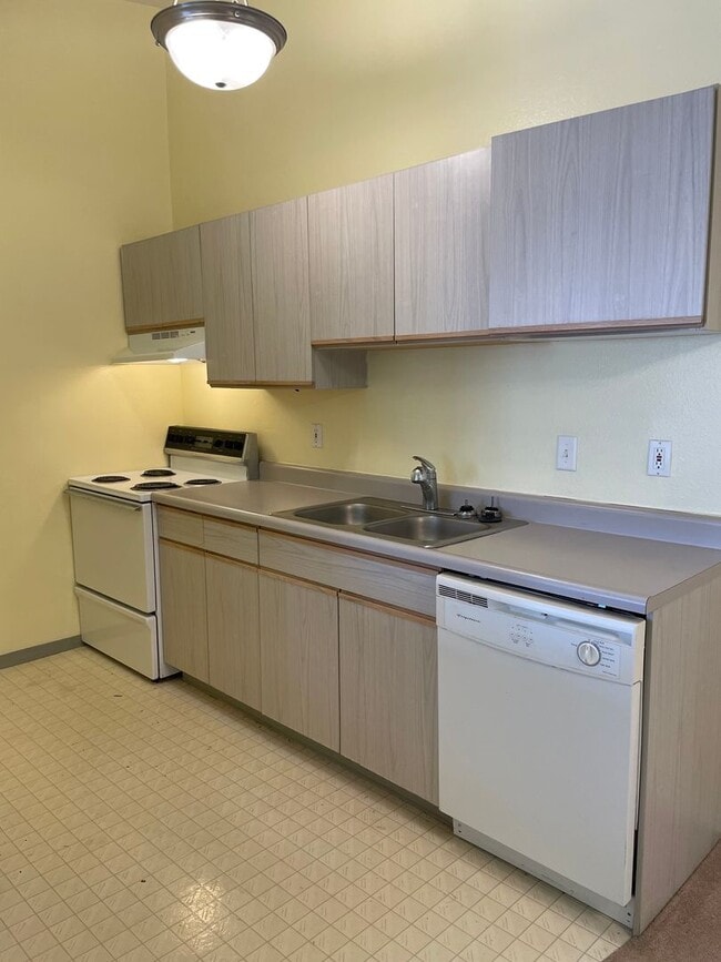 Building Photo - 3 bedroom, 2 bath on College Hill!