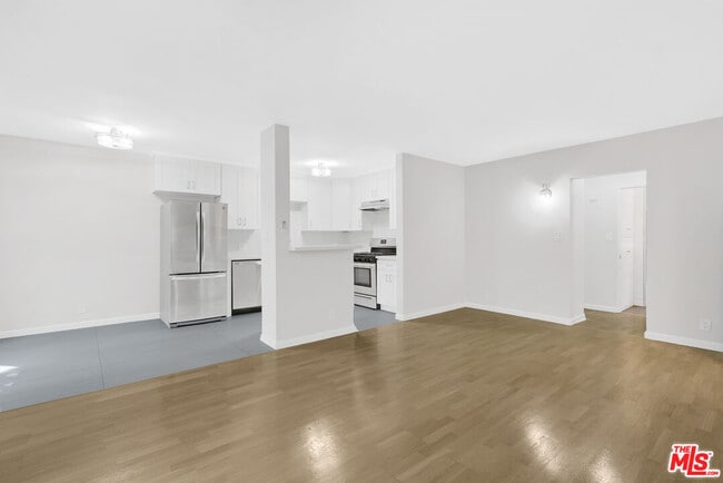 Building Photo - 2488 Beachwood Dr