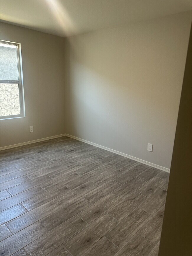 Building Photo - Beautiful, Spacious, and Newer Home, Solar Included!