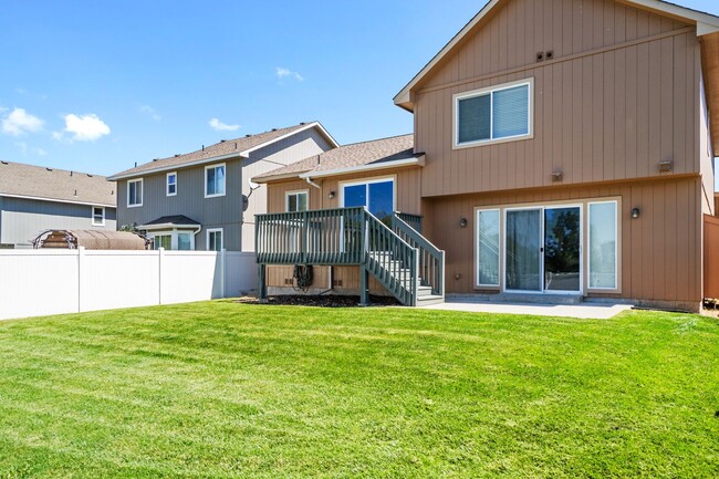Building Photo - Beautiful Single Family Home Located on Th...