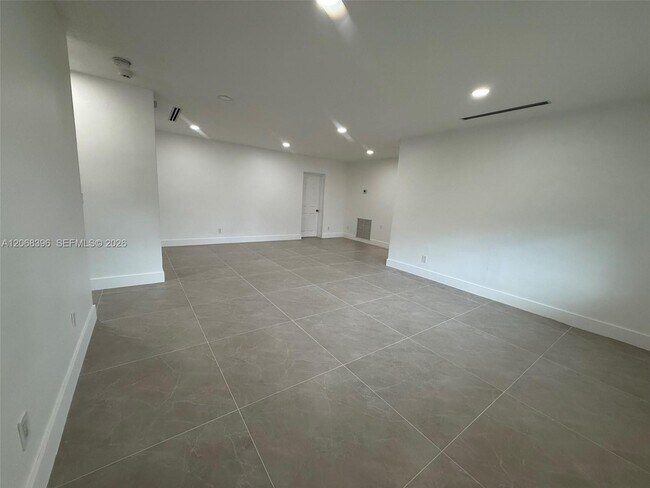 Building Photo - 5530 SW 96th Ave