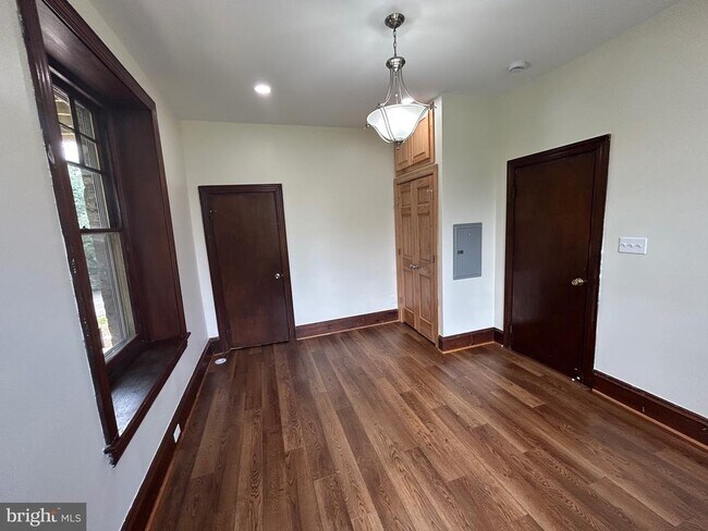 Building Photo - 212 Forrest Ave
