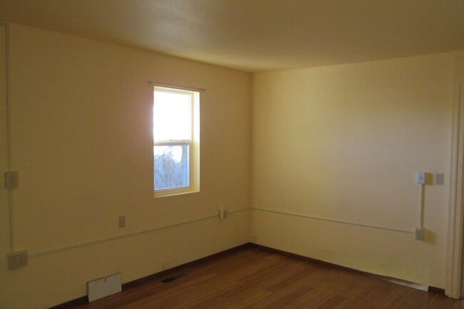 Building Photo - 2 Bedroom House in Burlington