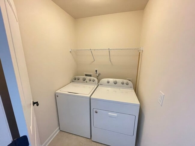 Building Photo - Like new 3 Bedroom townhouse with 2 car garage