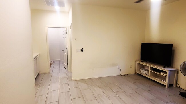 Building Photo - Like new 4-bedroom with Teen suite & Commu...