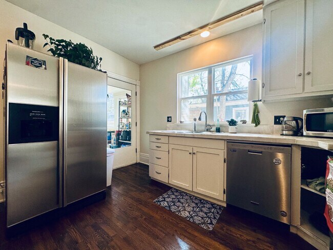 Building Photo - Charming 3 bedroom Victorian home!
