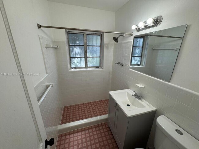 Building Photo - 3 bedroom in Miami FL 33138