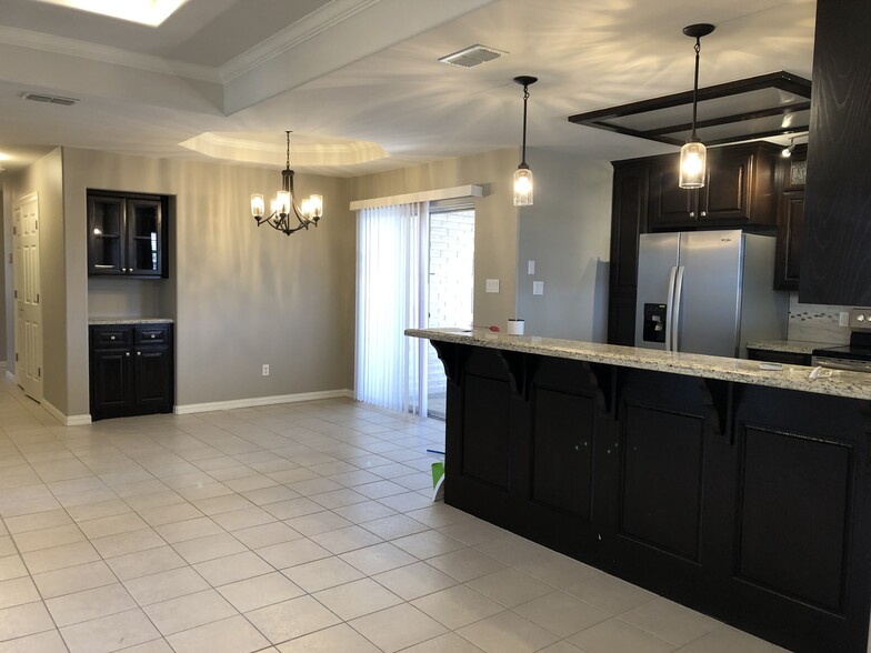 Stunning unit with lots of amenities! - 6701 N 8th St