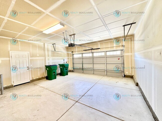 Building Photo - 3 Bedroom 2 Bathroom with Garage covered patio and beautiful yard!