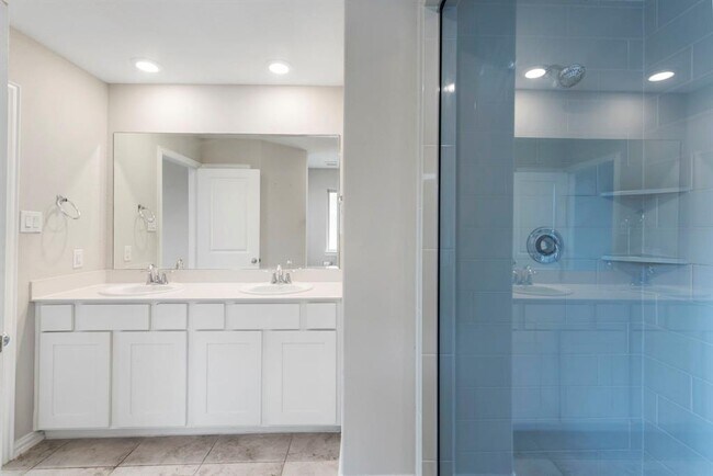Building Photo - 5021 Lehman Oaks Dr