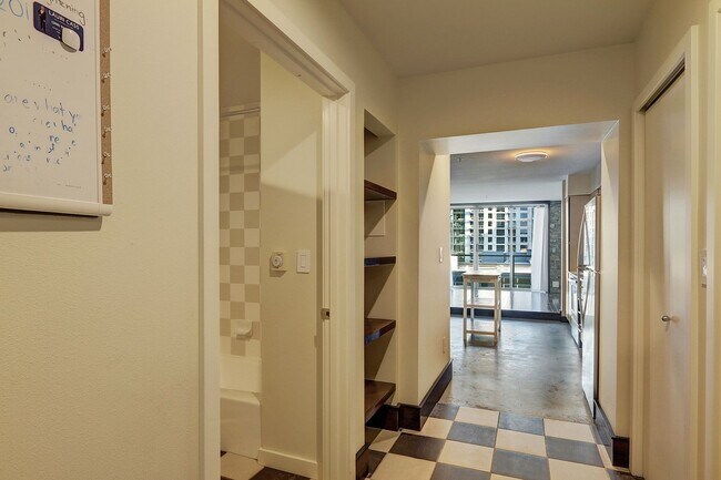 Building Photo - 0bd/1ba Bellevue Condo