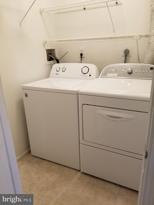 Building Photo - 1005 Worthington Dr