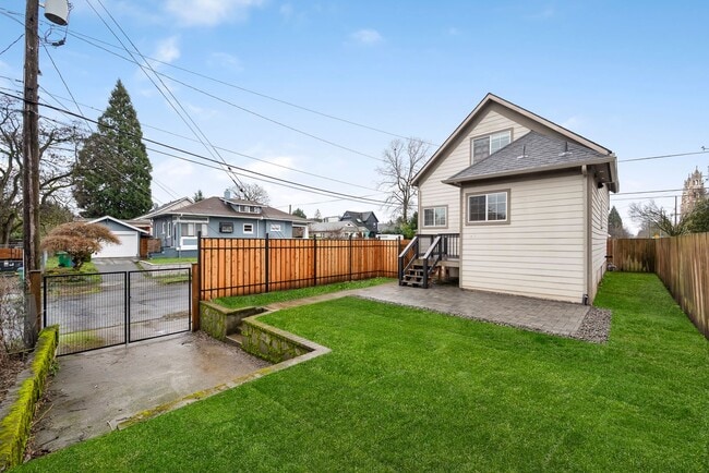 Building Photo - $2845/mo - 3 Bed/2 Bath Updated Home in the Heart of the Alberta Arts District!