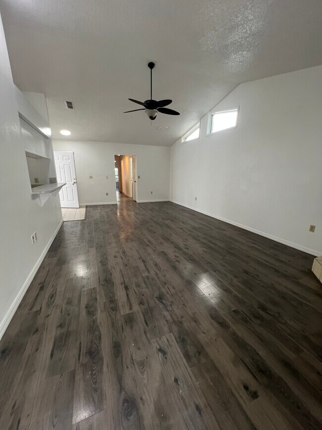 Building Photo - 667 Lake Dexter Cir