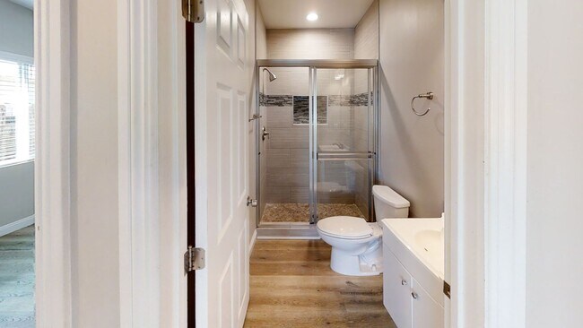 Building Photo - 7BD/4BA, Two Kitchens!