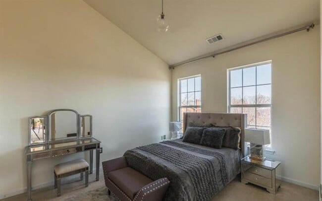 Building Photo - 801 S Greenbrier St