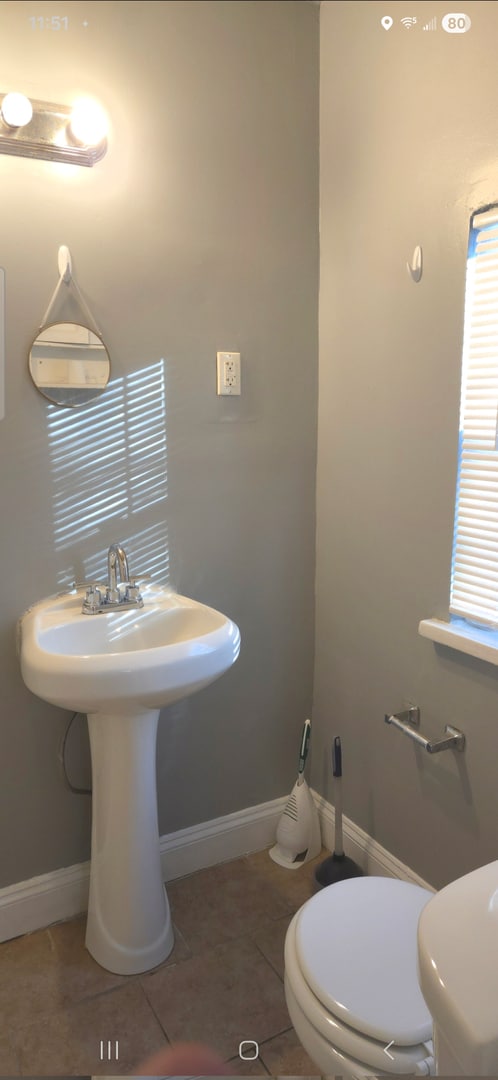 Building Photo - Cute two bed Warren Bungalow