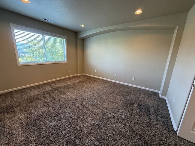 Building Photo - NW Bend 3 Bed/2.5 Bath Villa - Schaeffer D...