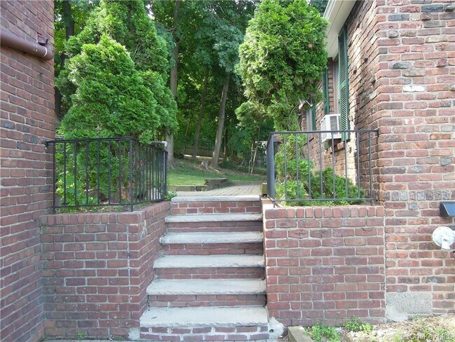 Primary Photo - 49 Congers Rd