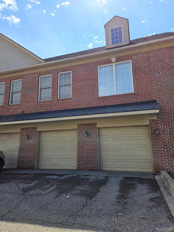 Building Photo - 264 Village Way S