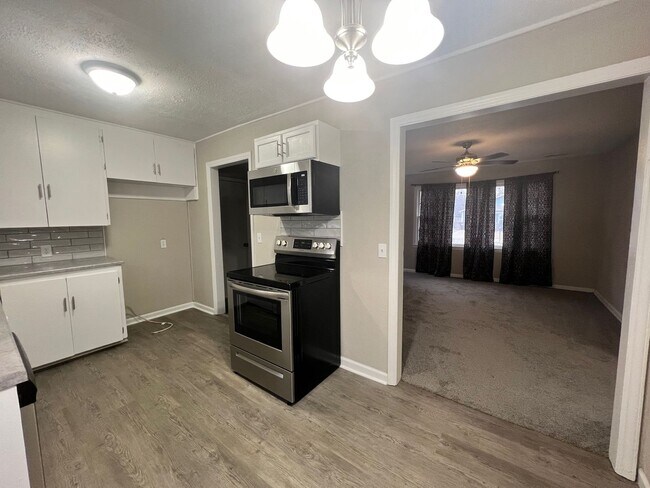 Building Photo - Completely updated 2 Bed/1 bath Home