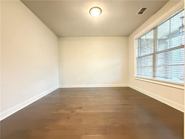 Building Photo - 1545 Dahlia Dr