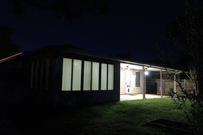 Building Photo - 2900 Bluffs Ct