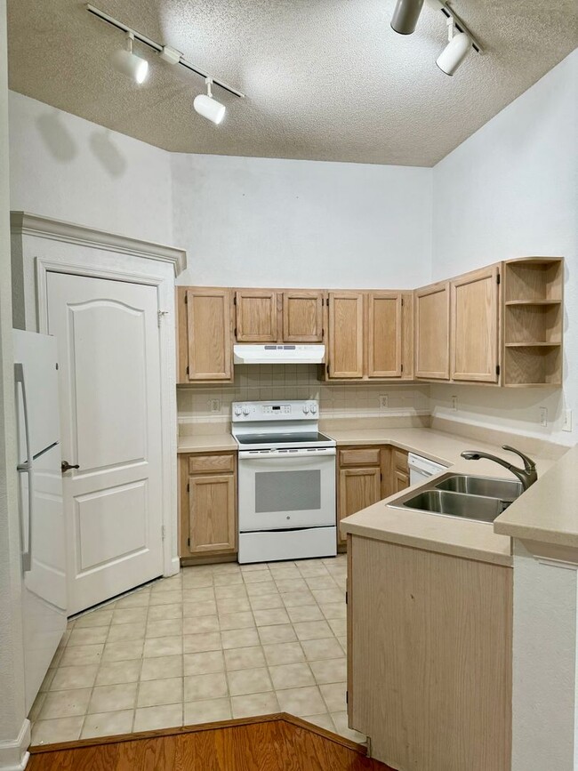 Building Photo - Harbour Island Townhome