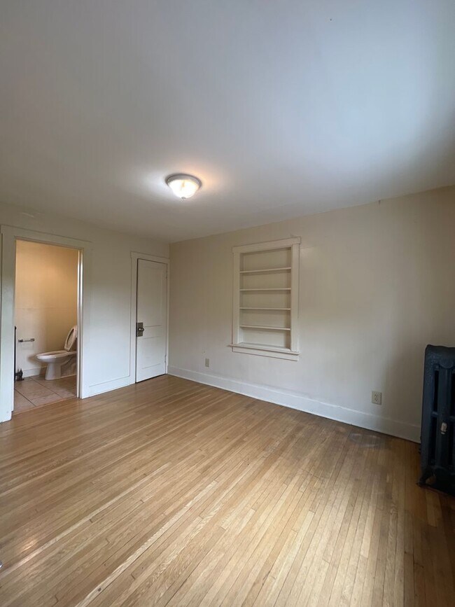 Building Photo - Two Bedroom apartment near engineering and...