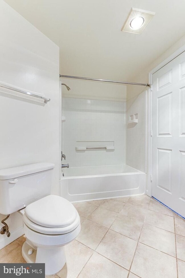 Building Photo - This contemporary, sun-drenched condo is perfect for you!