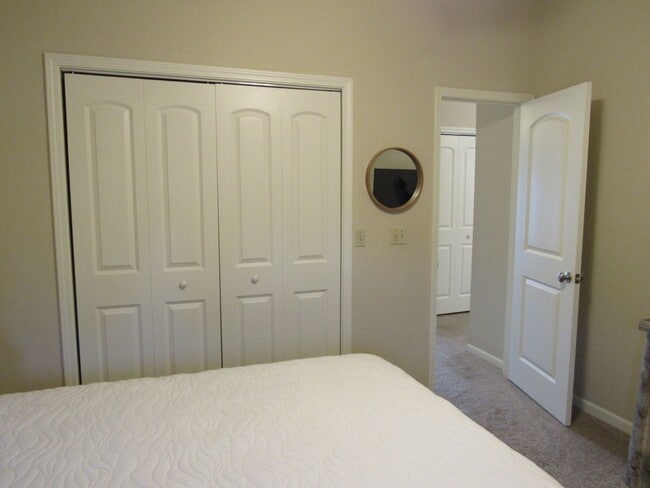 Building Photo - Top floor 2 bedroom condo in Camdenton